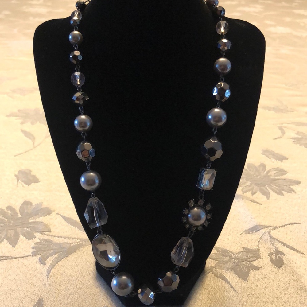 Beaded necklace with silver/grey beads
